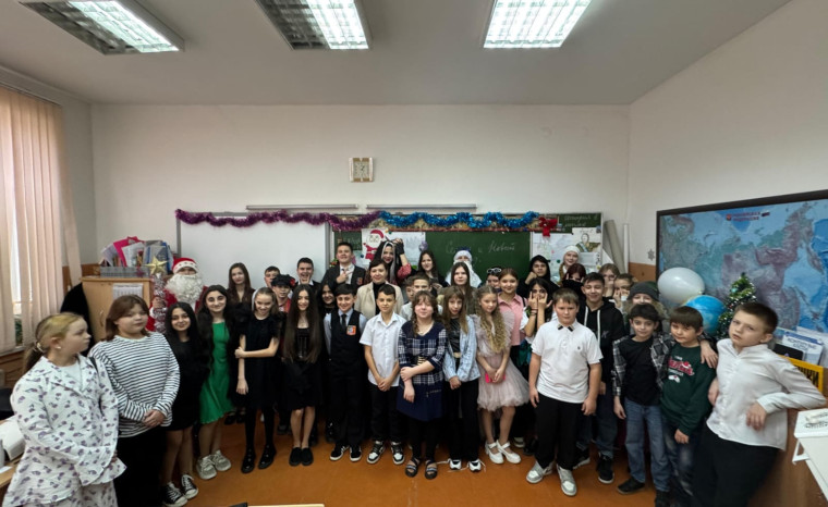 Поздравление с Новым годом от 6а и 6в.